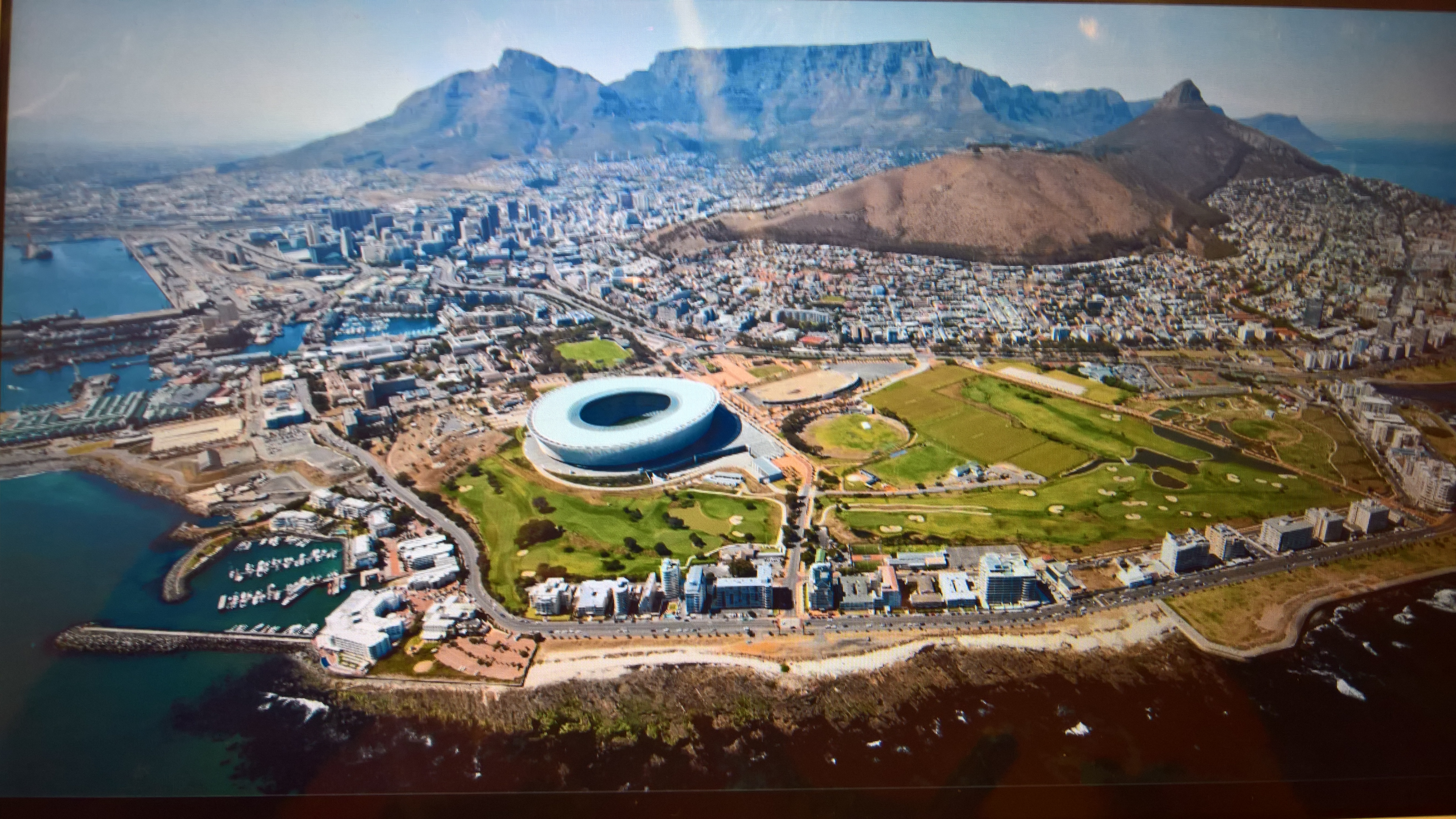 Photo aérienne de la ville du Cap/Cape town les deux barres rocheuses auxquelles elle est adossée, la montagne de la table