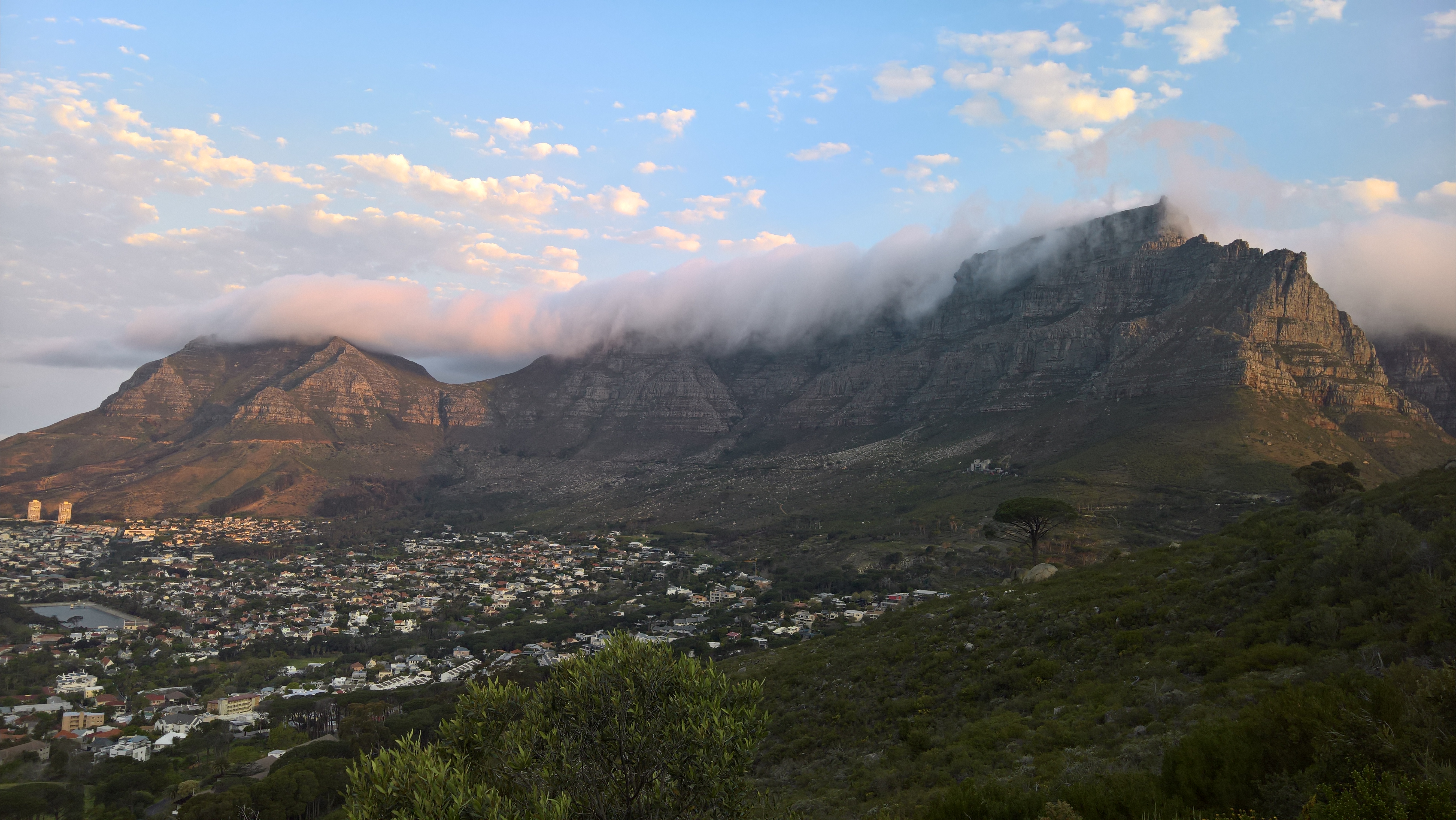 L’extrémité de Cape Town adossée à Table Mountain encapuchonnée de nuages