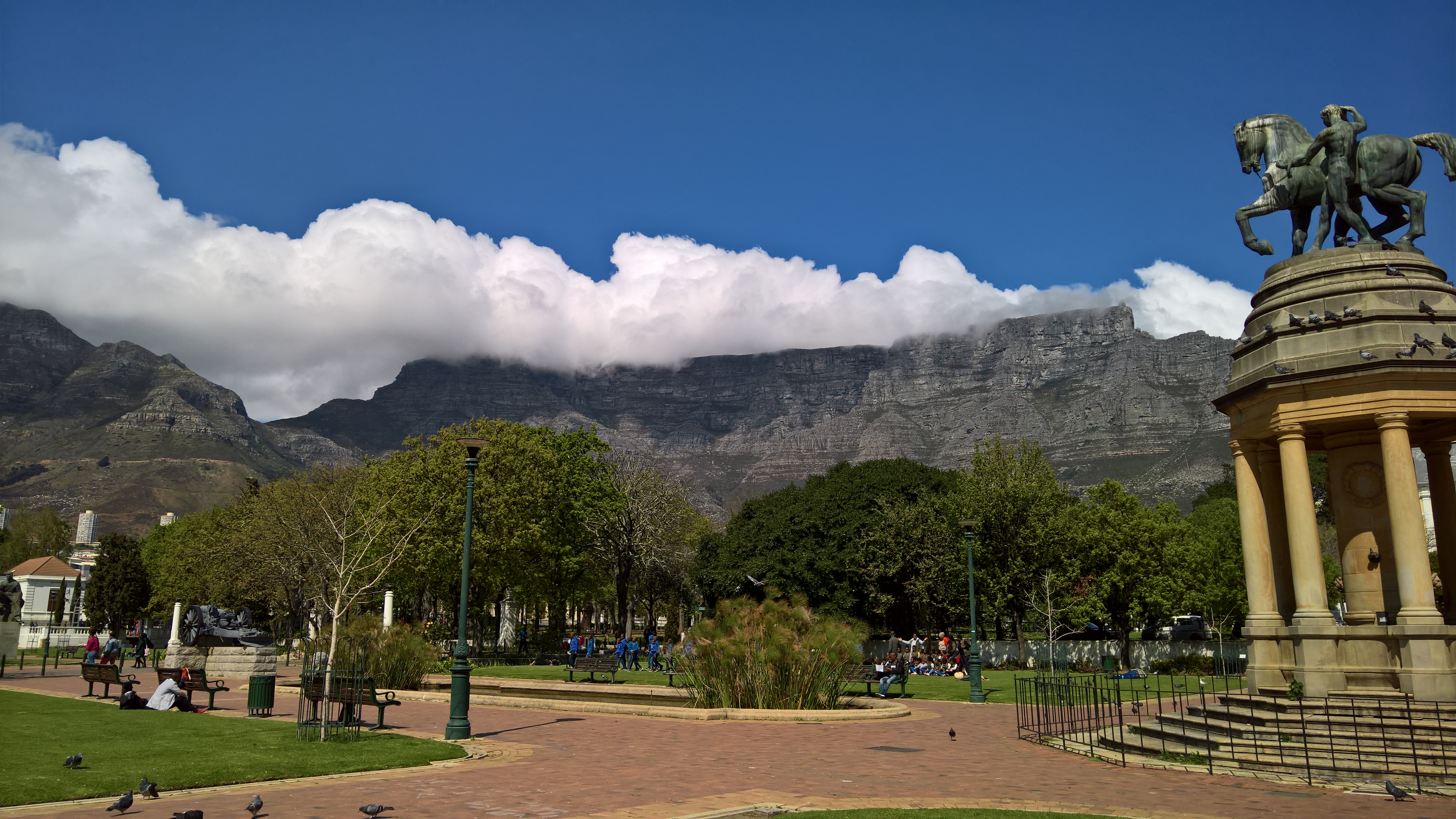 La partie « parc public » de Company’s gardens, surmontée de Table Mountain, comme souvent encapuchonnée de nuages