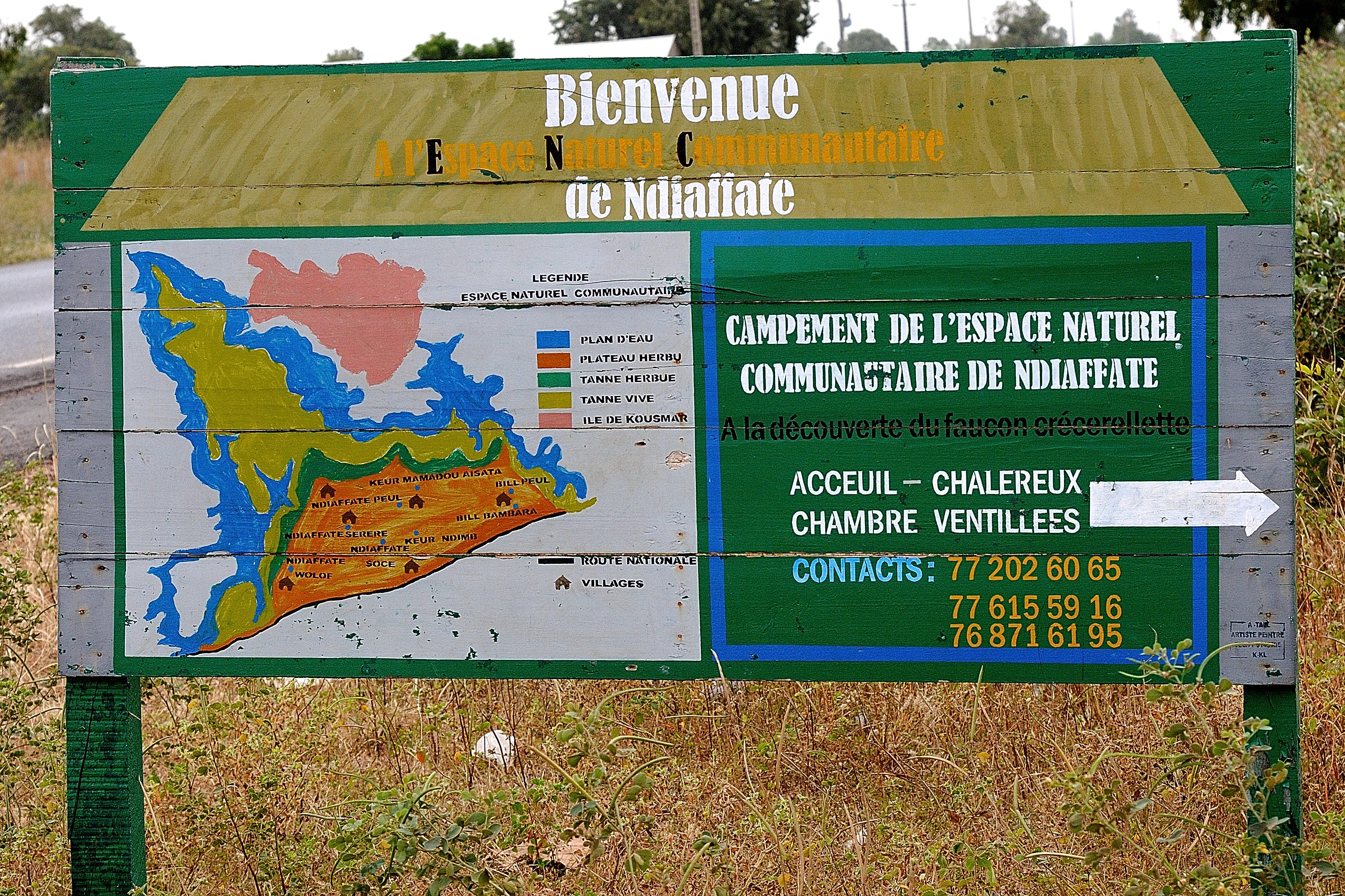 Ndiaffate, panneau indicateur du chemin du campement et de "la découverte du faucon crécerellette". On peut passer la nuit et manger dans ce campement.