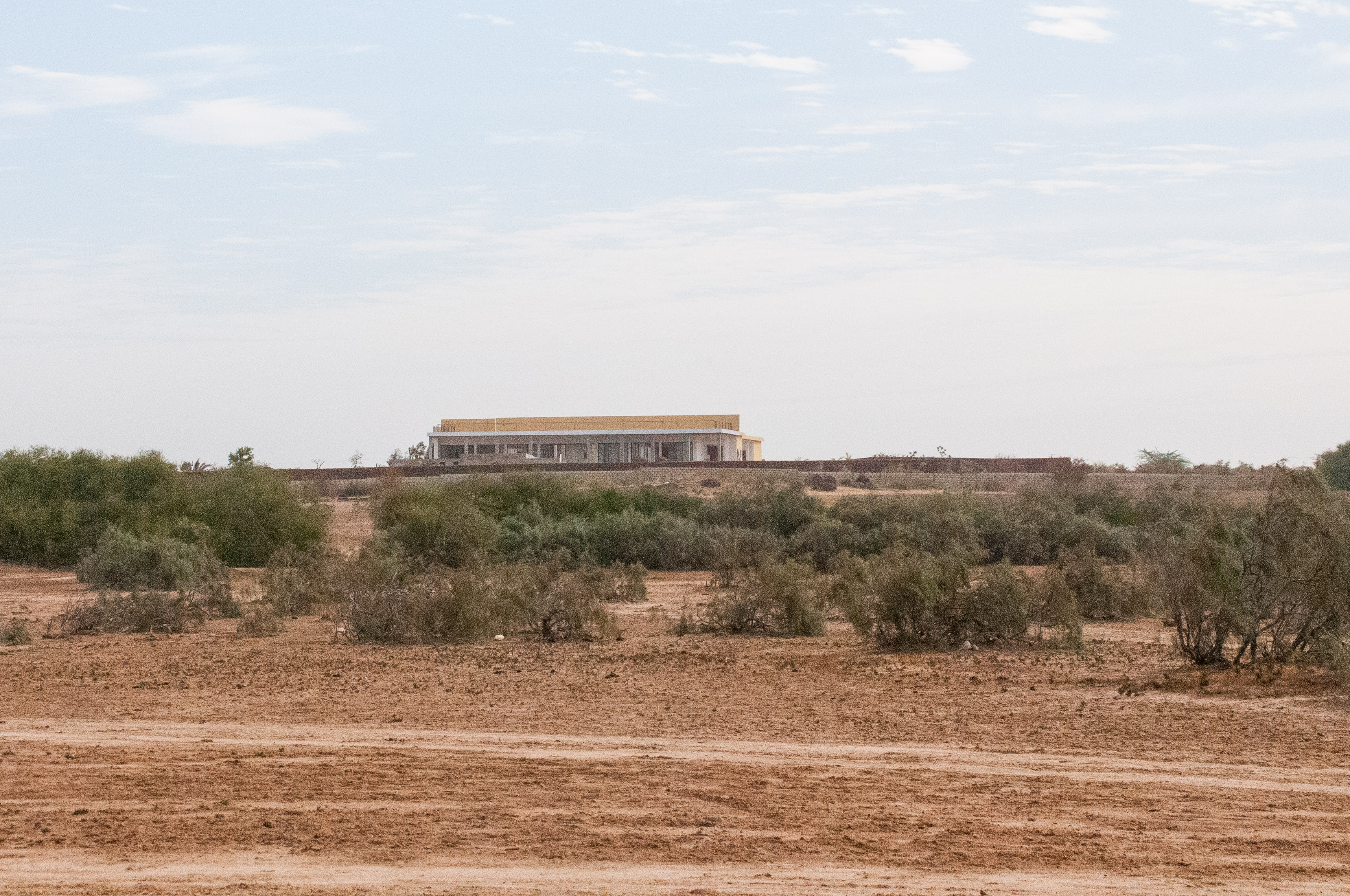 Un des nouveaux ensembles immobiliers apparus voici peu autour de la lagune, celui-ci prés de son angle Nord-Est, qu'il surplombe.